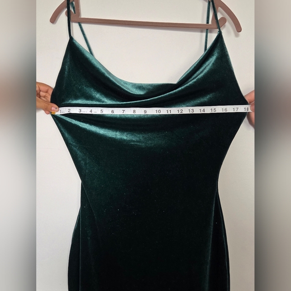Elegant Green Velvet Dress - Picture 5 of 7
